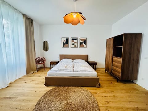 Photo of the whole room, Bedroom, wardrobe