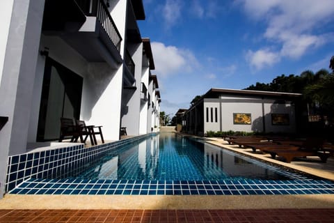 Property building, Day, Swimming pool