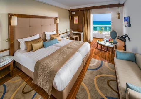 Photo of the whole room, Sea view