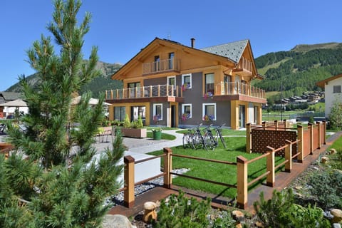 Property building, Spring, Day, Natural landscape, Garden, Garden view, Mountain view