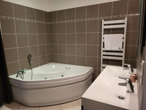 Hot Tub, Bathroom, Bath, towels