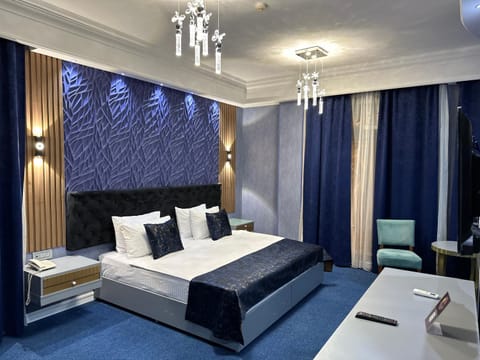 Bed, Seating area