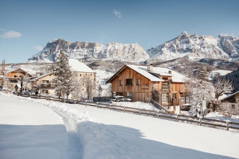 Property building, Nearby landmark, Natural landscape, Winter, Skiing, Skiing, Mountain view