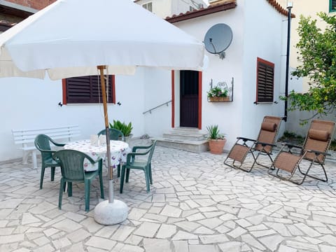 Patio, Facade/entrance