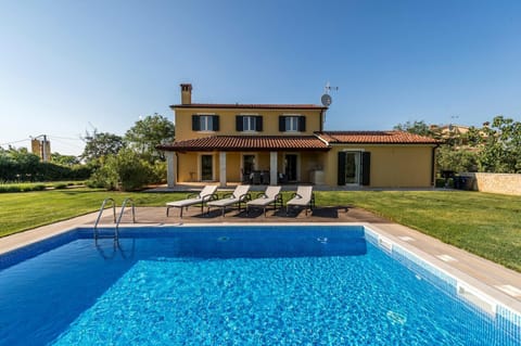 Property building, Garden, Swimming pool