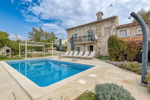 Property building, Garden, Swimming pool