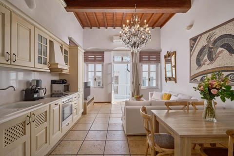 Kitchen or kitchenette, Living room, Seating area, Dining area, minibar, pet friendly, stove