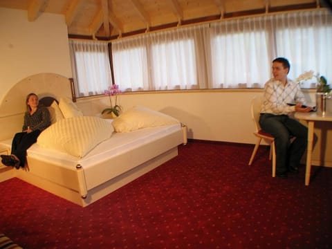 Photo of the whole room, Guests