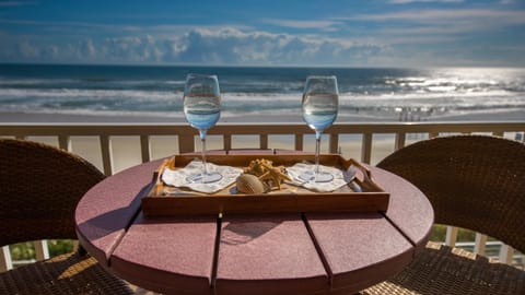 Restaurant/places to eat, Balcony/Terrace, Balcony/Terrace, Food and drinks, Seating area, Dining area, Beach, Pool view, Pool view, Sea view, Swimming pool, Swimming pool, Drinks