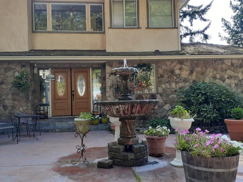 Rae Leigh Heights BnB Bed and Breakfast in Southern Gulf Islands