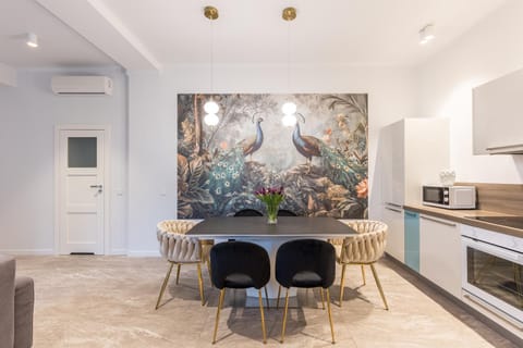 Kitchen or kitchenette, Living room, Seating area, Dining area, stove