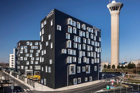 Restaurant/places to eat, Facade/entrance, Parking