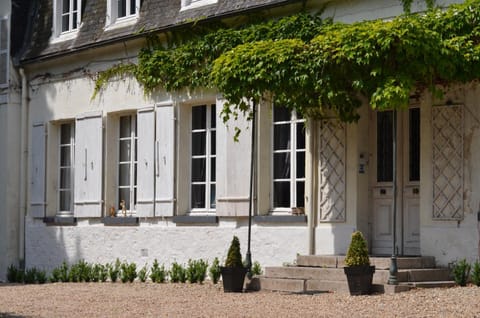 Property building, Facade/entrance, Natural landscape, Summer, Garden, On site