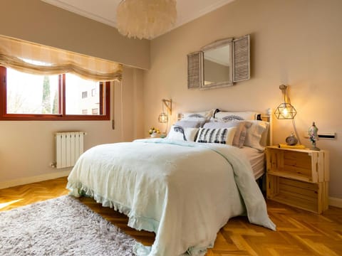 Bed, Photo of the whole room, Bedroom, internet