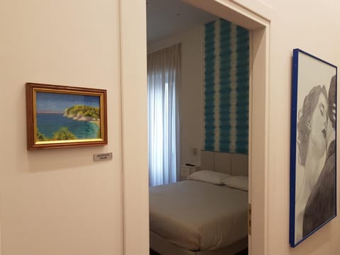 Photo of the whole room, Decorative detail