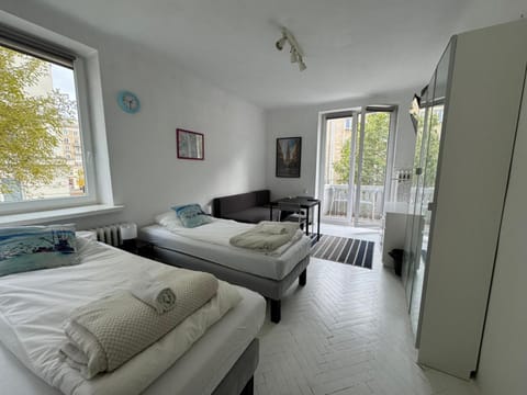 Bed, TV and multimedia, Coffee/tea facilities, Balcony/Terrace, Kitchen or kitchenette, Photo of the whole room, Bedroom, Quiet street view, flat iron, towels