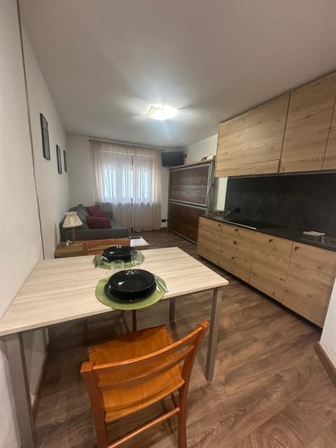 Kitchen or kitchenette, Dining area, stove