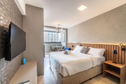 Bed, TV and multimedia, Photo of the whole room, Bedroom