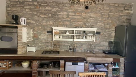 Kitchen or kitchenette, pet friendly, stove