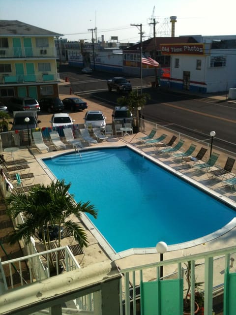 Swimming pool, Swimming pool