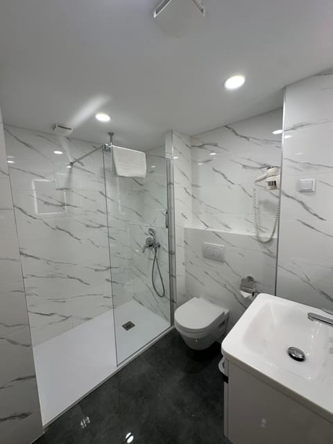 Shower, Toilet, Bathroom, towels