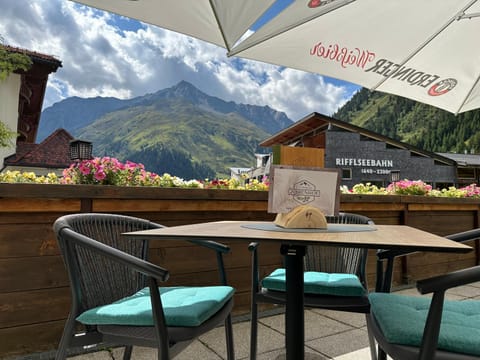 Restaurant/places to eat, Balcony/Terrace