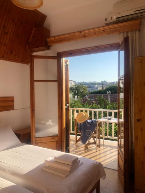 Bed, Balcony/Terrace, Photo of the whole room, Bedroom, City view