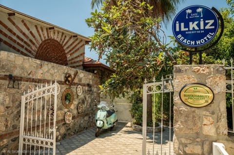 Facade/entrance
