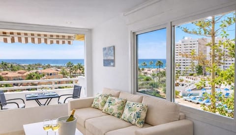View (from property/room), Balcony/Terrace, Living room, Sea view