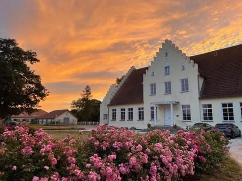 Property building, Sunset, Parking