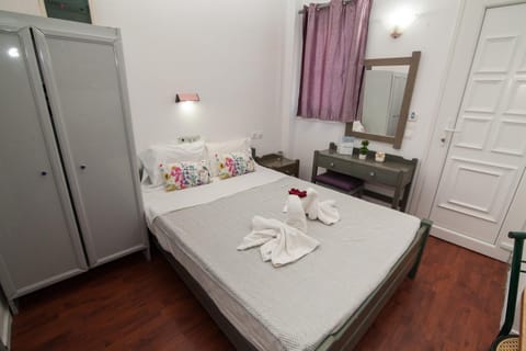 Bed, Photo of the whole room, Bedroom, Garden view, Mountain view