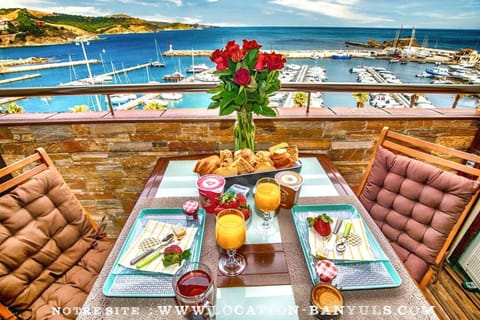 Day, Natural landscape, View (from property/room), Balcony/Terrace, Living room, Food and drinks, Seating area, Dining area, Food, Sea view, Breakfast, Continental breakfast, Lunch, Dinner, Drinks
