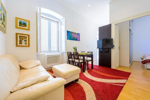 TV and multimedia, Living room, Seating area, Dining area