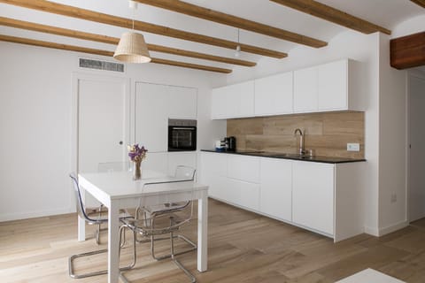 Kitchen or kitchenette, Dining area