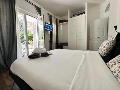 Bed, TV and multimedia, Photo of the whole room, Bedroom, towels, wardrobe, air conditioner