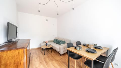 TV and multimedia, Living room, Seating area, Dining area