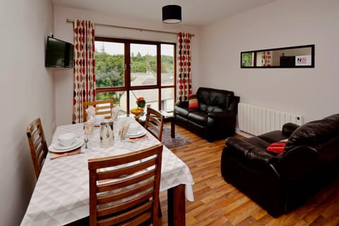 TV and multimedia, Living room, Seating area, Dining area, internet