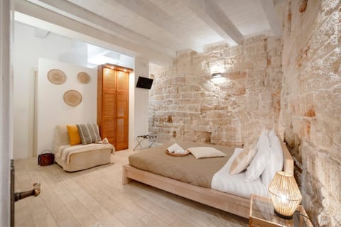 Bed, Living room, Photo of the whole room, Bedroom, towels