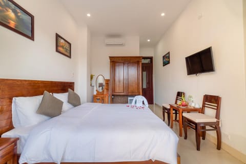 Bed, Bedroom, wardrobe, air conditioner