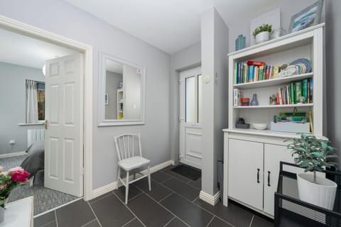 Facade/entrance, internet