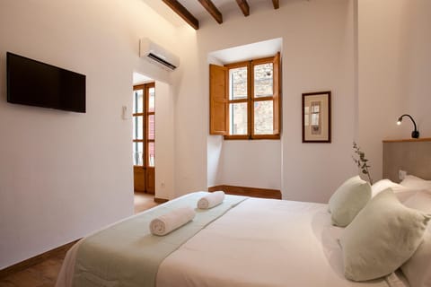 Photo of the whole room, Bedroom