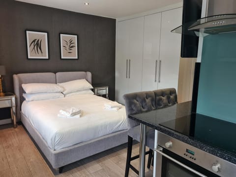 Bed, Bedroom, kitchen