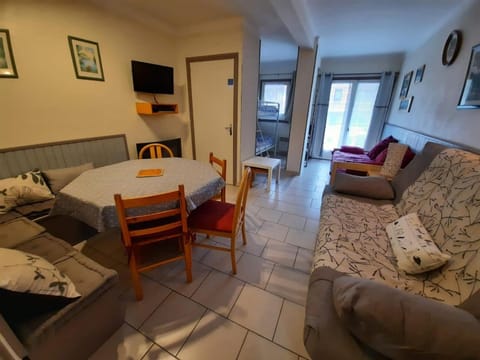 Balcony/Terrace, Kitchen or kitchenette, Living room, Dining area, Bedroom, Pets, Mountain view, Street view