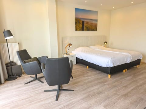 Bed, Seating area