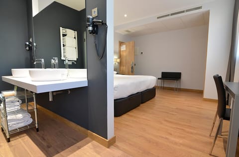 Bed, Bathroom, Photo of the whole room