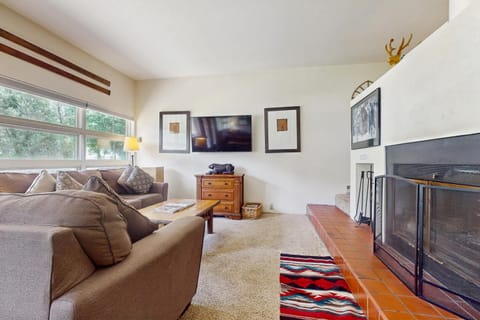 Cozy 1 Bedroom East Vail Condo #2C. Shuttle, Hot Tub, and Market on Site. Apartment in Vail