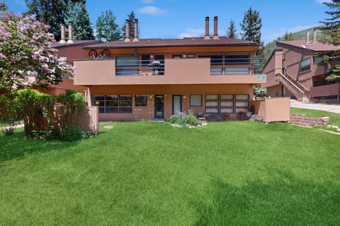 Cozy 1 Bedroom East Vail Condo #2C. Shuttle, Hot Tub, and Market on Site. Apartment in Vail