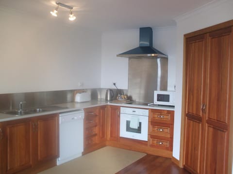 Kitchen or kitchenette, pet friendly, stove