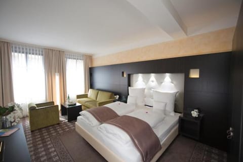 Photo of the whole room, Mountain view