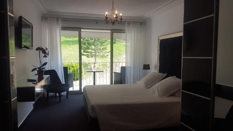 Bed, Day, Balcony/Terrace, Photo of the whole room, Bedroom, Mountain view, air conditioner